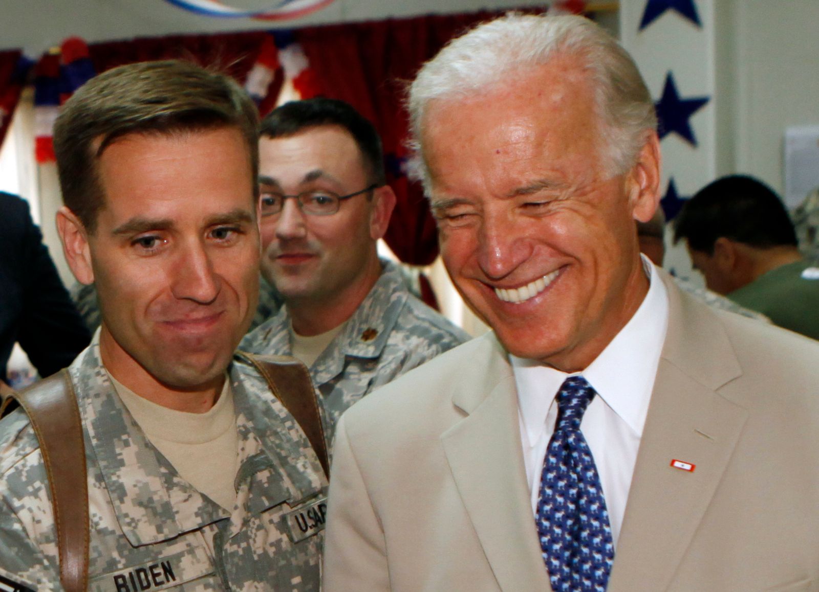 جو بايدن، حين كان نائباً للرئيس الأميركي، مع نجله بو، النقيب في الجيش الأميركي، خلال خدمته في بغداد - 4 يوليو 2009 - ASSOCIATED PRESS