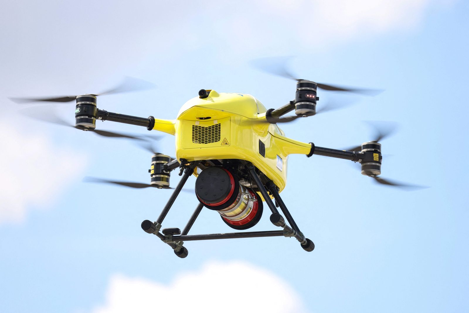 A drone of the Belgian Helicus company carries human tissue over an urban area between two hospital sites, from the Network Antwerp (ZNA) hopital in Antwerp, on August 23, 2022. - A drone made test flights in Antwerp on August 23 to transport human tissue from one hospital to another for analysis, a first in Europe that could save valuable time during surgery. (Photo by Kenzo TRIBOUILLARD / AFP) - AFP