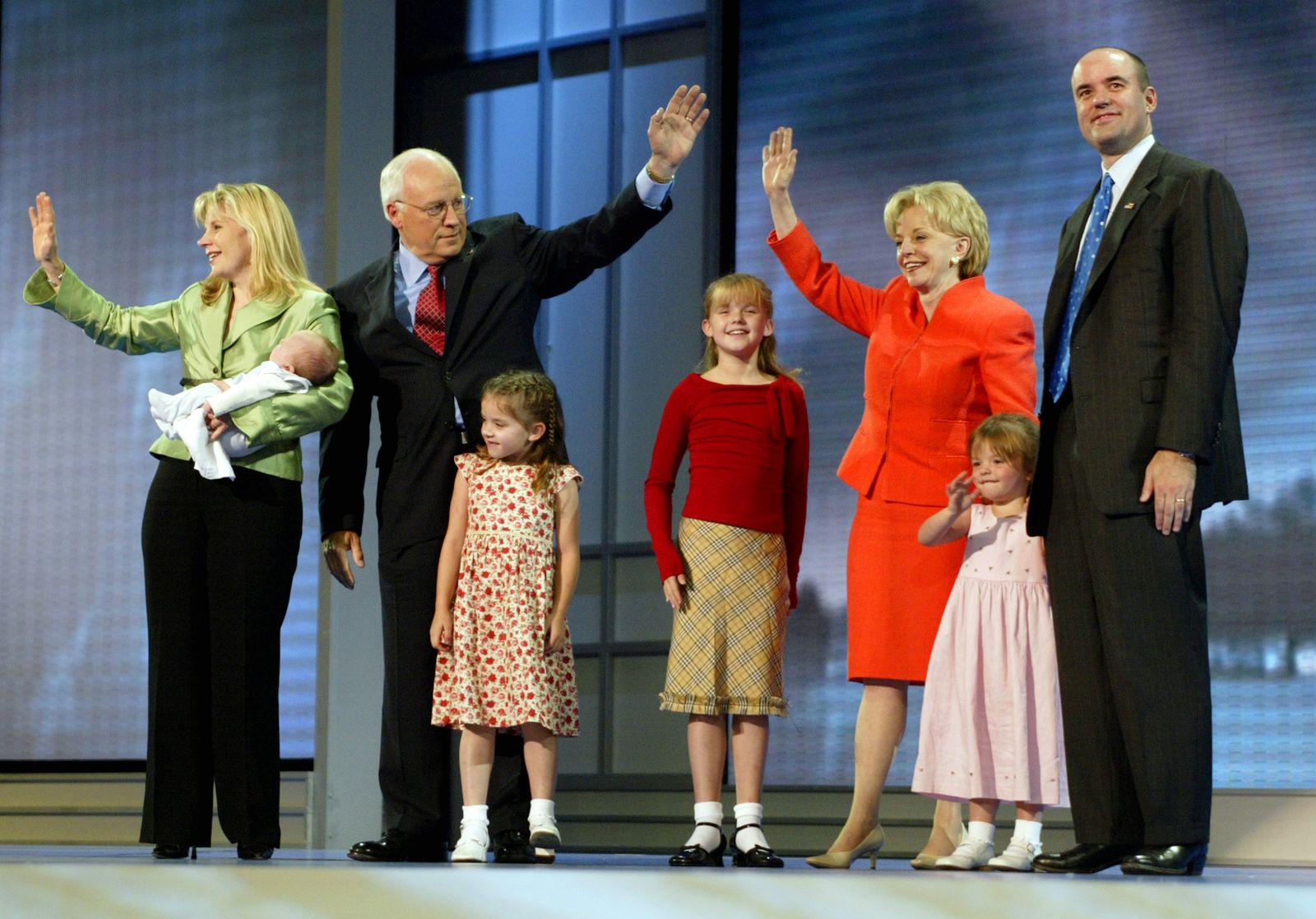 نائب الرئيس الأميركي ديك تشيني وبجواره زوجته لين، ونجلته ليز وأولادها وزوجها فيليب بيري أثناء مؤتمر الحزب الجمهوري - ماديسون سكوير، نيويورك -  1 سبتمبر 2004 - REUTERS
