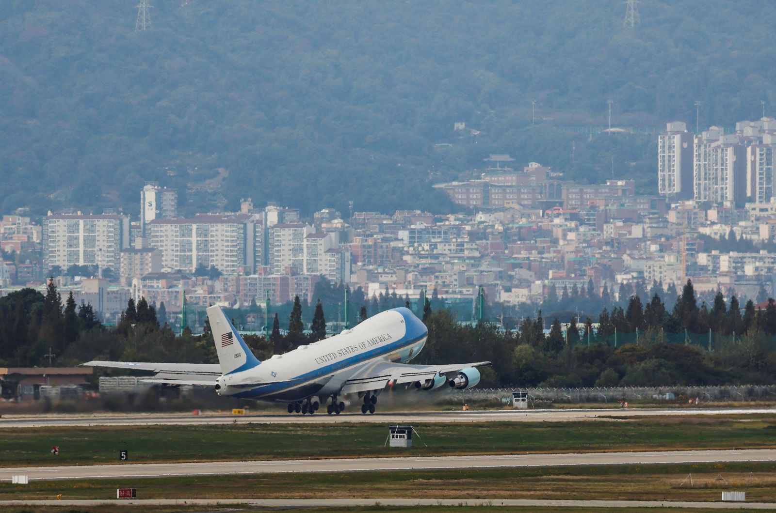 Air Force One, with U.S. President Donald Trump on board, departs for the U.S. from Gimhae International Airport, after a bilateral meeting with Chinese President Xi Jinping on trade tensions and bilateral relations, on the sidelines of the Asia-Pacific Economic Cooperation (APEC) Summit, in Busan, South Korea, October 30, 2025. REUTERS/Kim Soo-hyeon