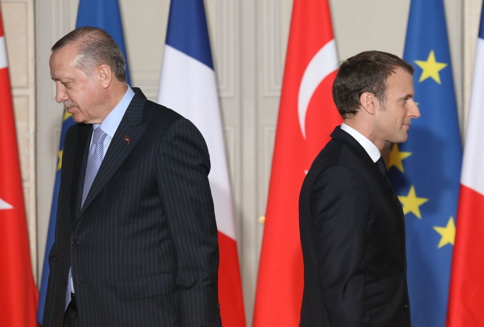 الرئيس التركي رجيب طيب أردوغان والرئيس الفرنسي إيمانويل ماكرون خلال لقاء سابق في باريس 5 يناير 2018 - AFP