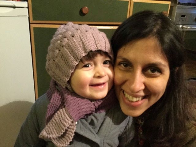 عاملة الإغاثة البريطانية من أصل إيراني نازنين زاغري راتكليف وابنتها غابرييلا في لندن - 7 فبراير 2016 - REUTERS