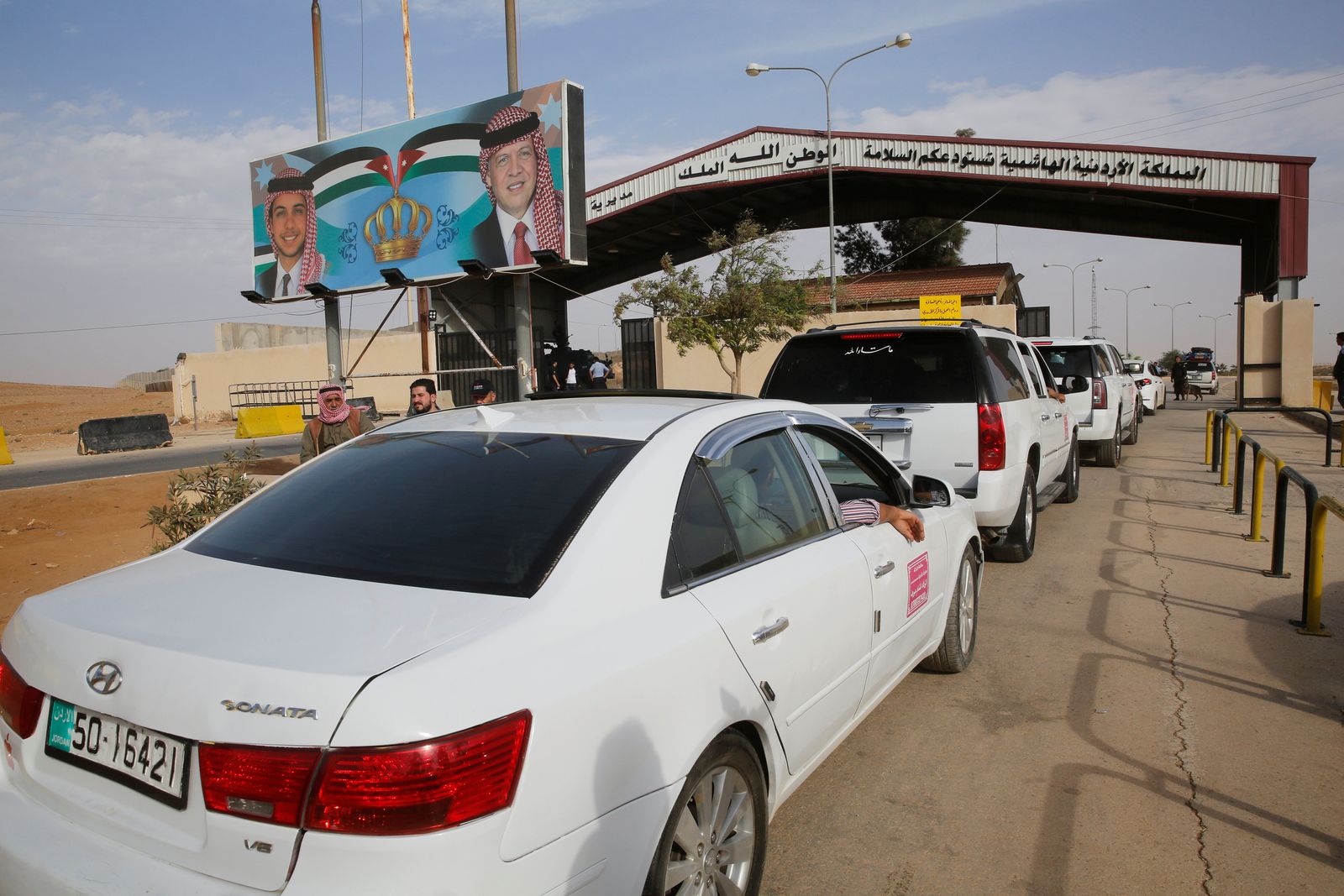 سيارات عند معبر جابر الحدودي مع سوريا - REUTERS