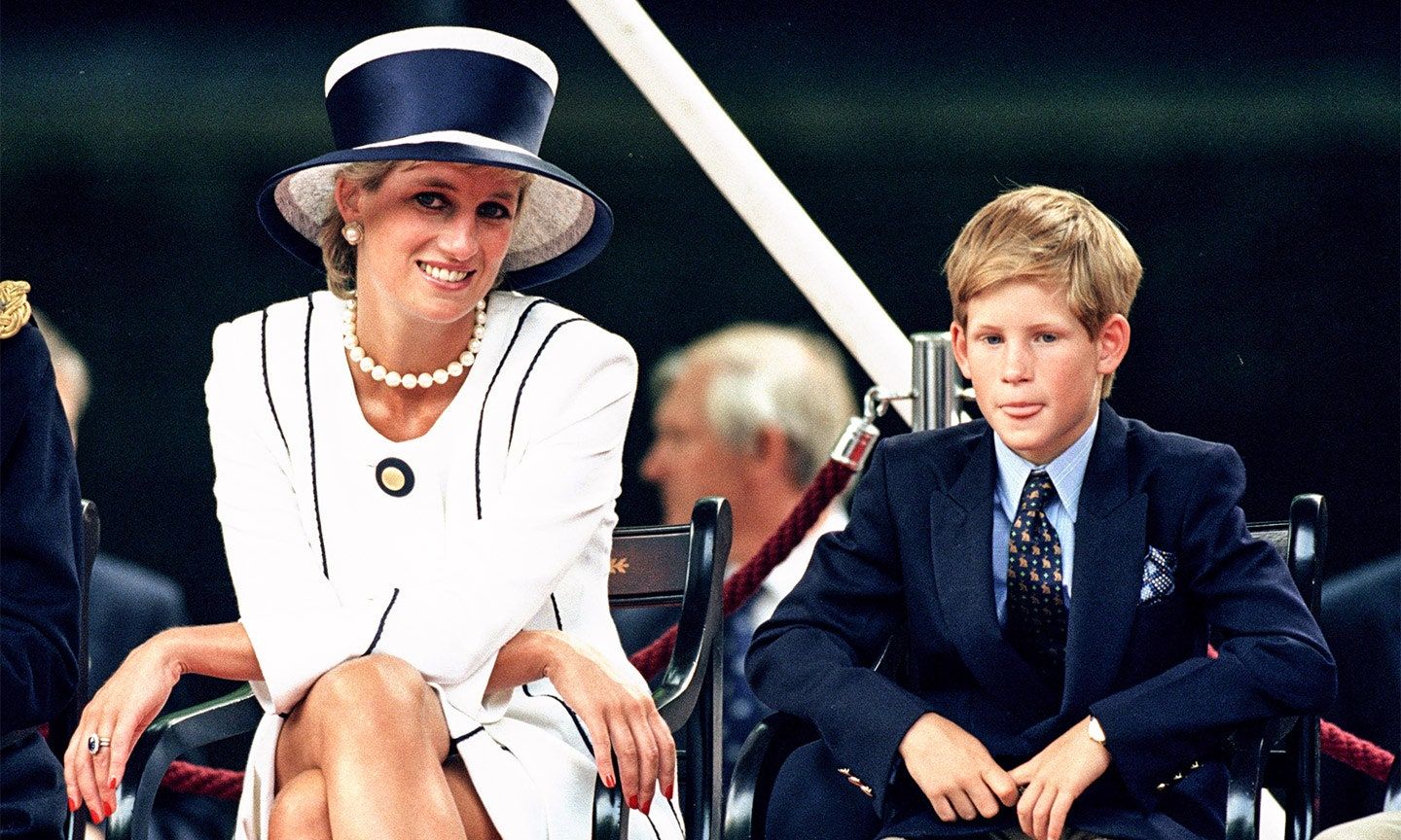 الأمير هاري عندما كان طفله، وبجواره والدته الأميرة الراحلة ديانا. - مجلة فانتي فير