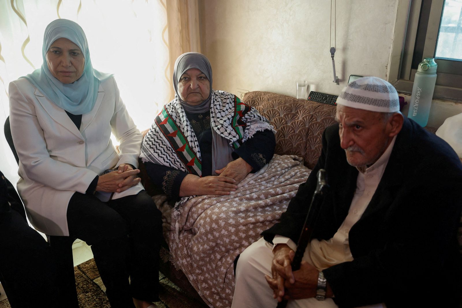 عائلة الأسير الفلسطيني ناصر أبو حميد في رام الله. 20 ديسمبر 2022 - REUTERS