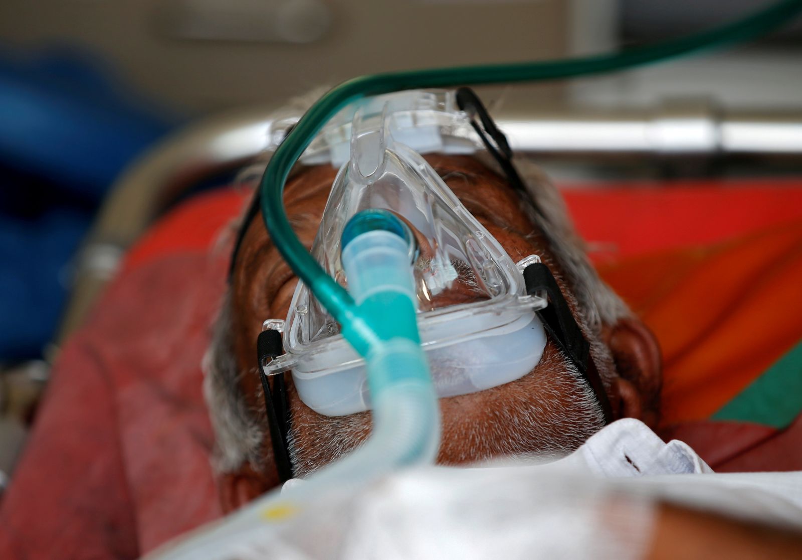 مريض هندي يعاني من كورونا يتلقى جرعات من الأكسجين.  - REUTERS