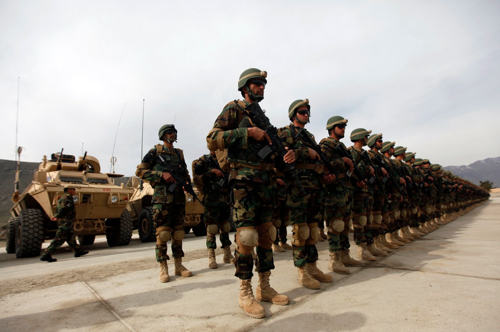 عناصر كوماندوس من الجيش الأفغاني خلال احتفالية عسكرية خارج كابول - 16 مارس 2013 - REUTERS