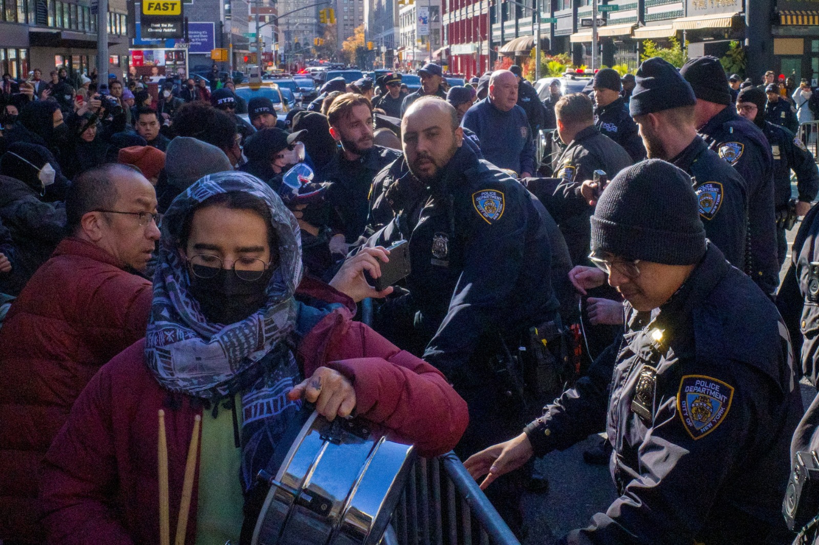 مواجهات بين ضباط شرطة وأشخاص تجمعوا لمنع عناصر وكالة إنفاذ قوانين الهجرة والجمارك الأميركية (ICE) من مغادرة مرآب سيارات في حي مانهاتن بمدينة نيويورك. 29 نوفمبر 2025