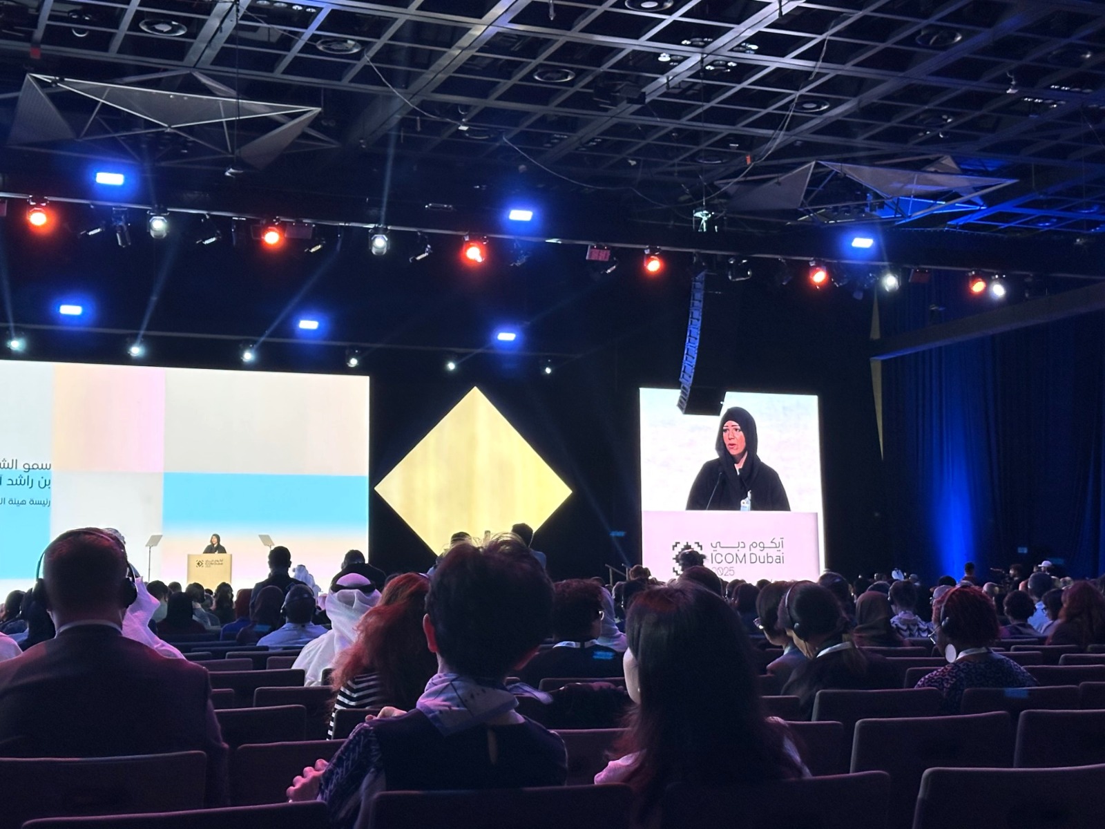 الشيخة لطيفة آل مكتوم أثناء إلقاء كلمتها