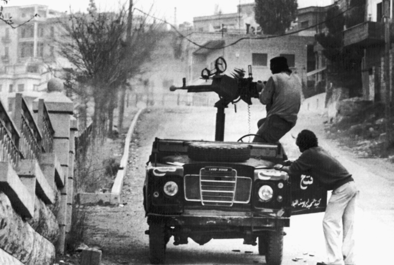 مقاتل فلسطيني من حركة فتح يطلق النارعلى قوات سورية في تاريخ غير معروف ، خلال معارك الحرب الأهلية بالقرب من بحمدون في جبل لبنان