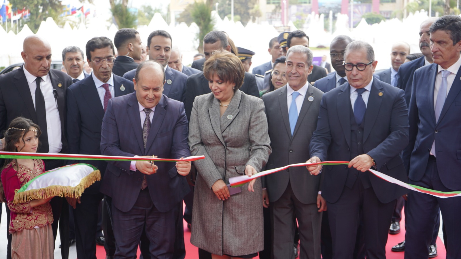 رئيس الوزراء الجزائري السيد سيفي غريّب أثناء افتتاح صالون الجزائر الدولي للكتاب