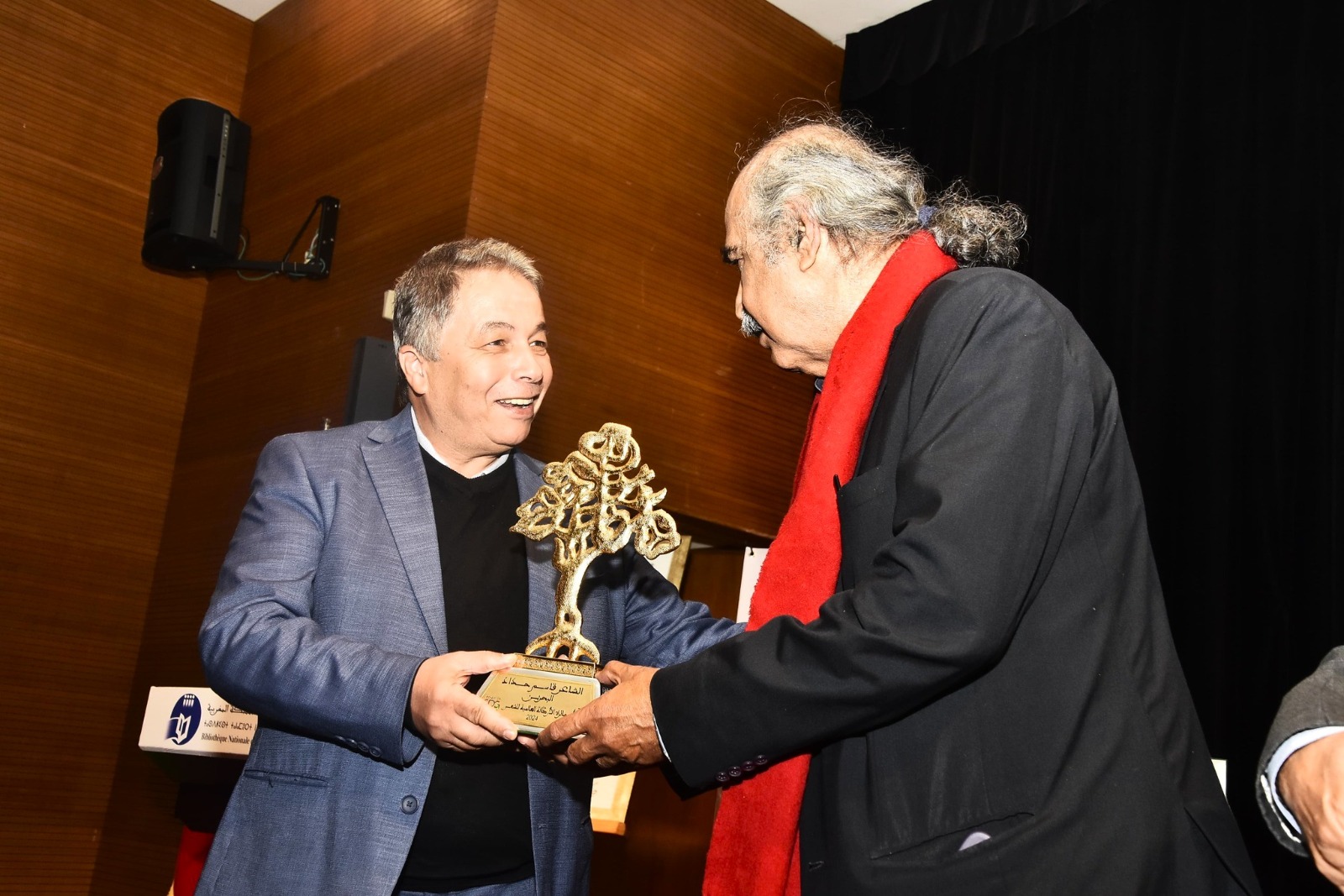 مراد القادري يسلم جائزة الأركانة للشاعر البحريني قاسم حداد - الشرق