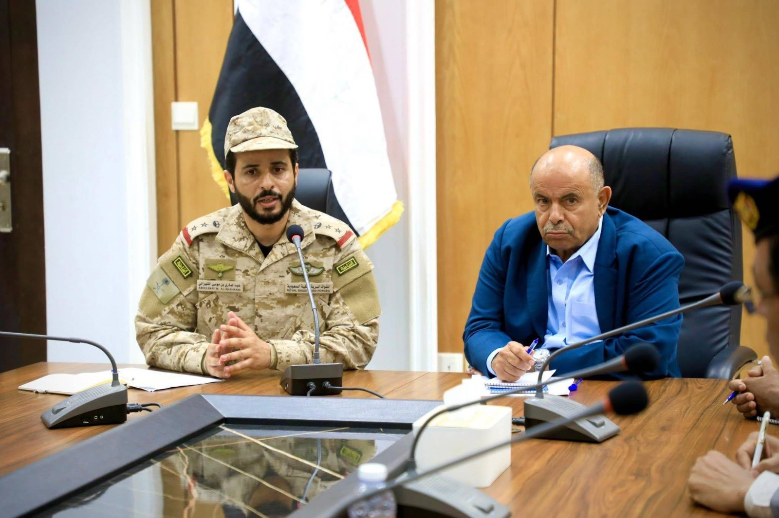 محافظ حضرموت خلال اجتماعه بقادة «النخبة» وقوات «درع الوطن» بحضور ممثل «التحالف» العقيد عبد الباري الشهراني