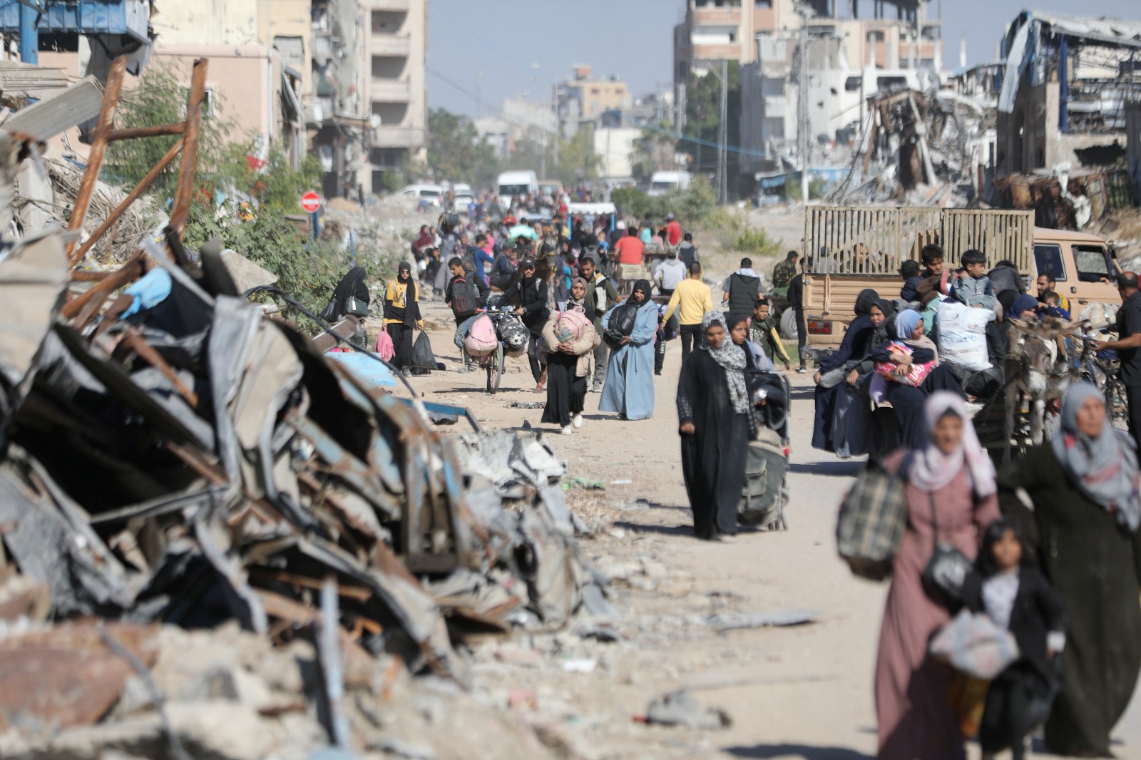 نازحون فلسطينيون أثناء إخلاء الجزء الشمالي من غزة جراء العمليات العسكرية المتواصلة في جباليا شمال قطاع غزة في 22 أكتوبر 2024