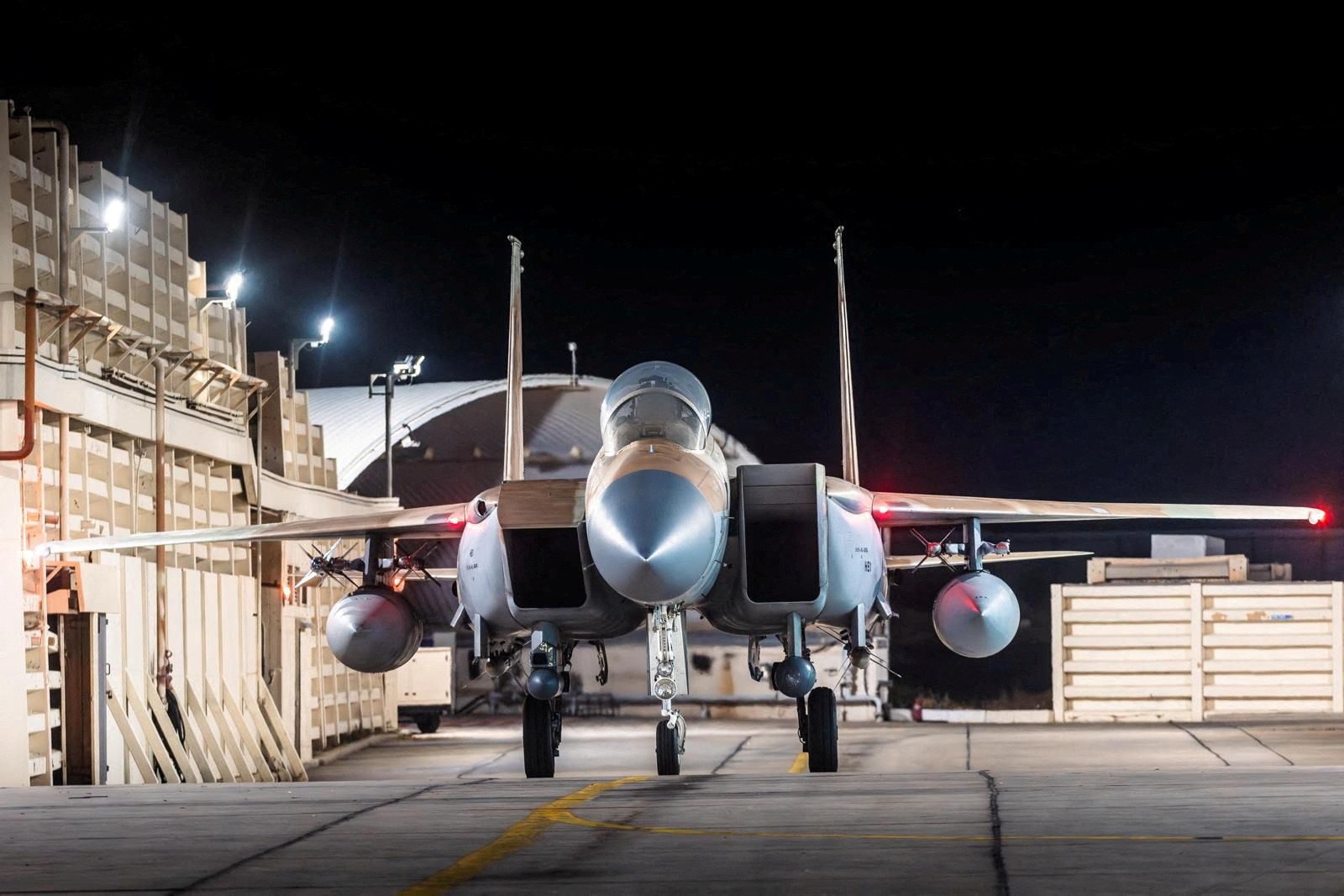 طائرة من طراز F-15 Eagle التابعة للقوات الجوية الإسرائيلية تشارك في عملية اعتراض الطائرات المسيرة الإيرانية. 14 أبريل 2024