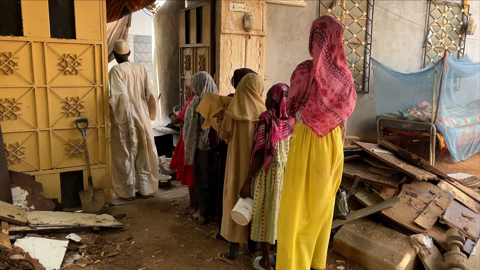 سودانيون يصطفون للحصول على الطعام من أحد المطاعم الخيرية في العاصمة الخرطوم
