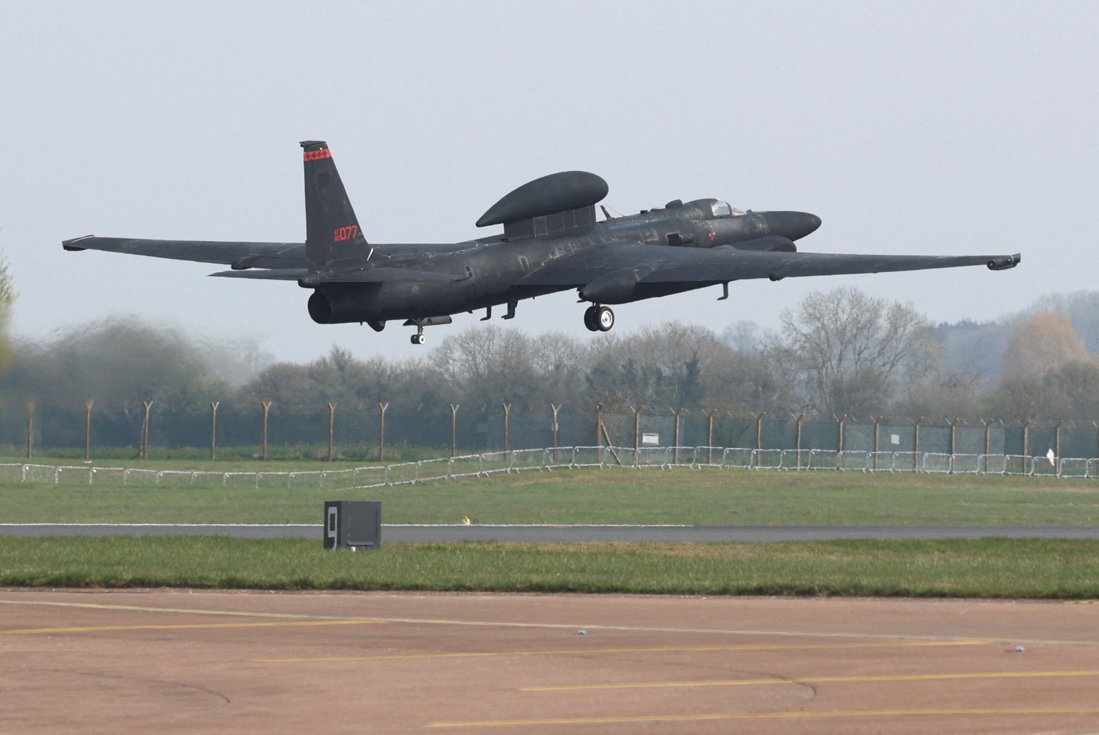 طائرة الاستطلاع الأميركية من طراز U‑2 تقلع من قاعدة سلاح 