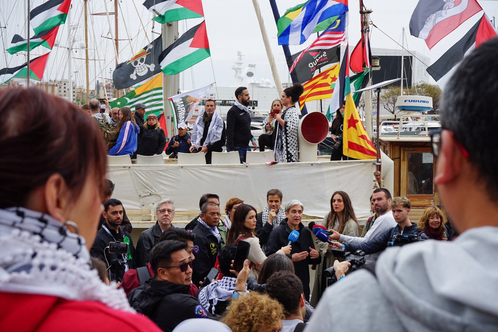 مشاركون في أسطول الصمود قبل انطلاقهم من ميناء برشلونة إلى غزة. 12 أبريل 2026