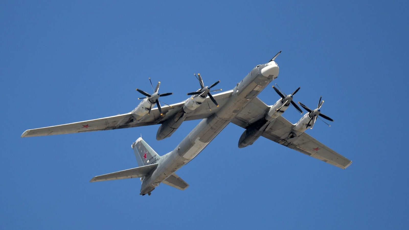 قاذفة استراتيجية روسية من طراز Tu-95MS تقلع في مكان غير معروف 15 مارس2023