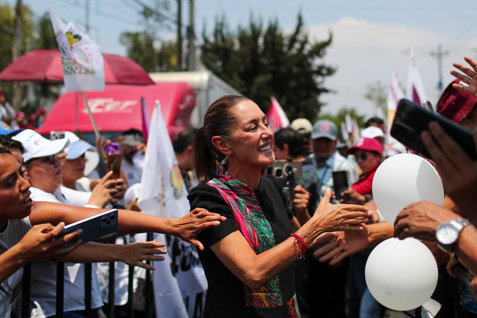 المرشحة الرئاسية كلوديا شينباوم خلال جولة انتخابية في مكسيكو سيتي، 17 مايو 2024