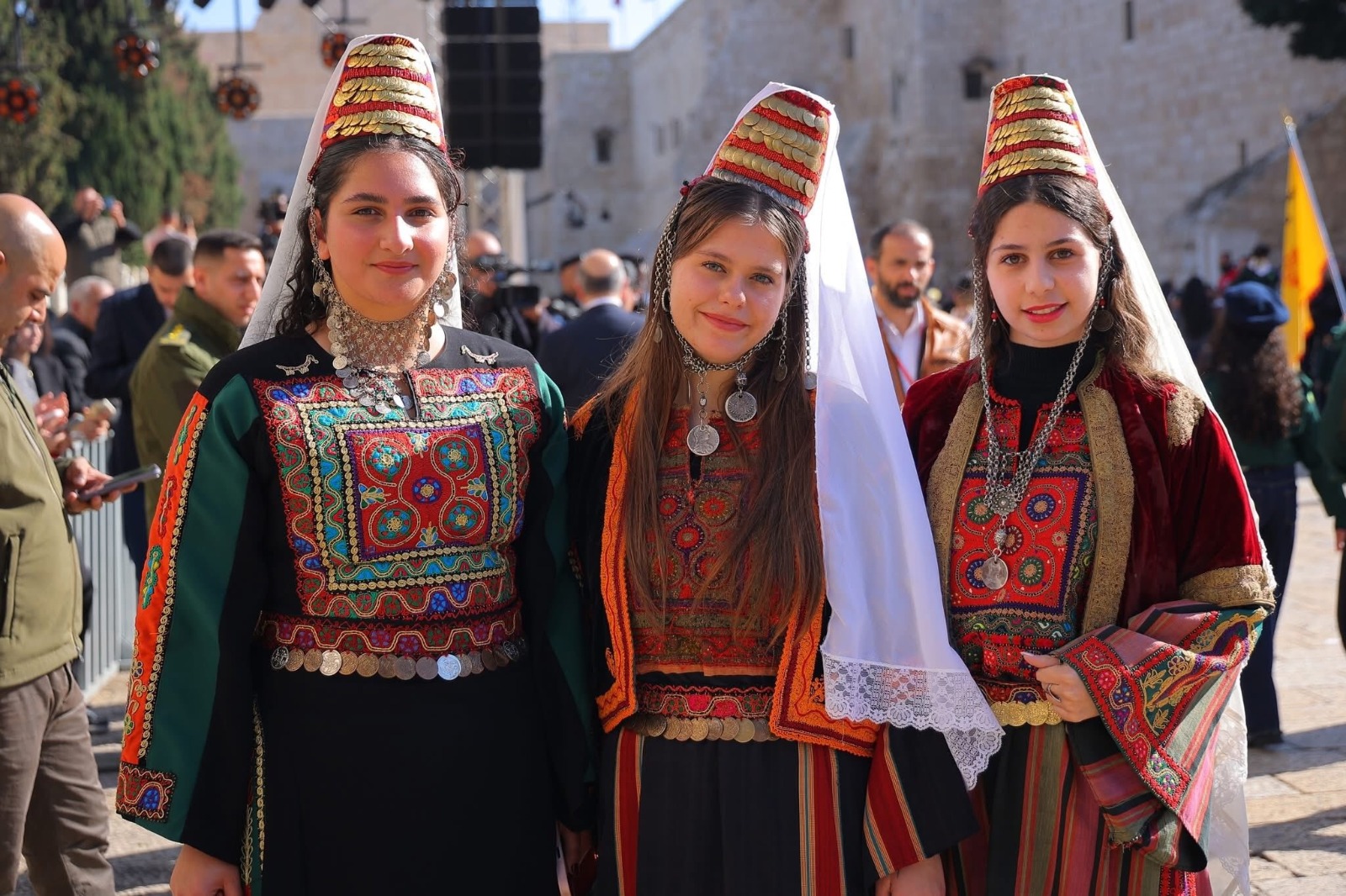 فتيات فلسطينيات خلال مشاركتهن في احتفالات عيد الميلاد بكنيسة المهد، بيت لحم، الضفة الغربية المحتلة، فلسطين، 24 ديسمبر 2025