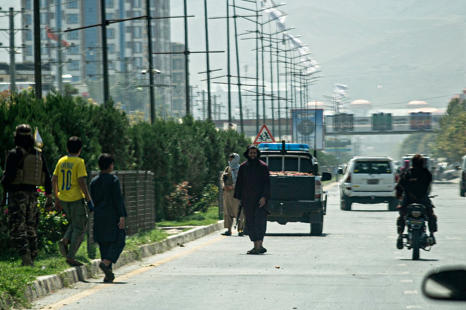 مقاتلون من طالبان يؤمننون محيط السفارة الروسية في كابول عقب هجوم انتحاري استهدفها. كابول، أفغانستان. 5 سبتمبر 2022