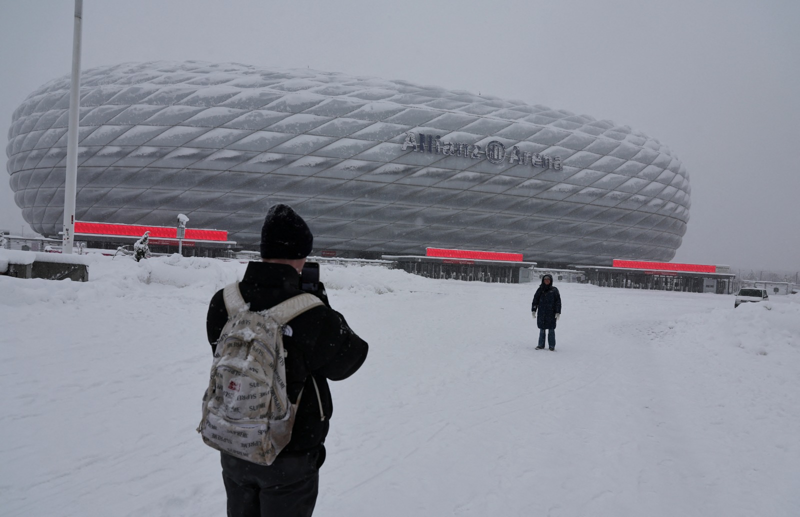 ملعب أليانز أرينا في بايرن ميونيخ وهو مغطى بالثلوج بعد تساقط الثلوج بغزارة على بافاريا وعاصمتها ميونيخ، ألمانيا. 2 ديسمبر 2023