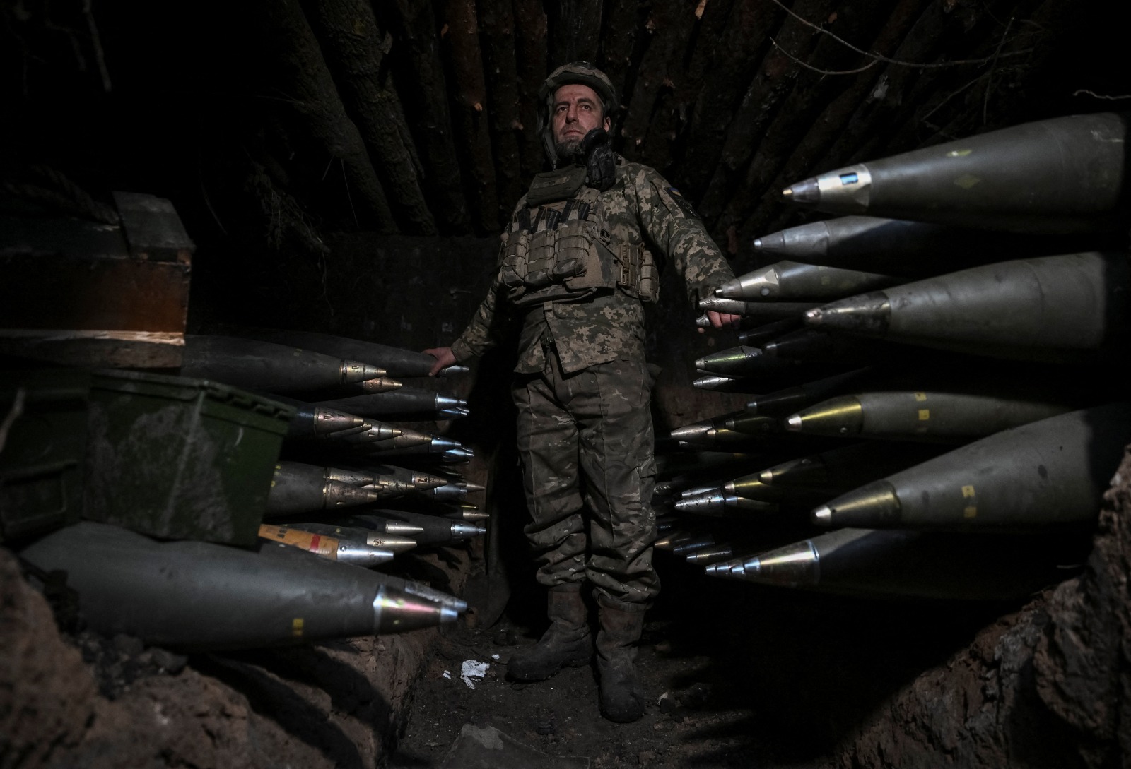 جندي مدفعية من اللواء المدفعي المستقل 44، التابع للقوات المسلحة الأوكرانية، يُجهز قذائف لإطلاقها من مدفع هاوتزر M777 باتجاه القوات الروسية في منطقة دنيبروبيتروفسك بأوكرانيا. 24 ديسمبر 2025