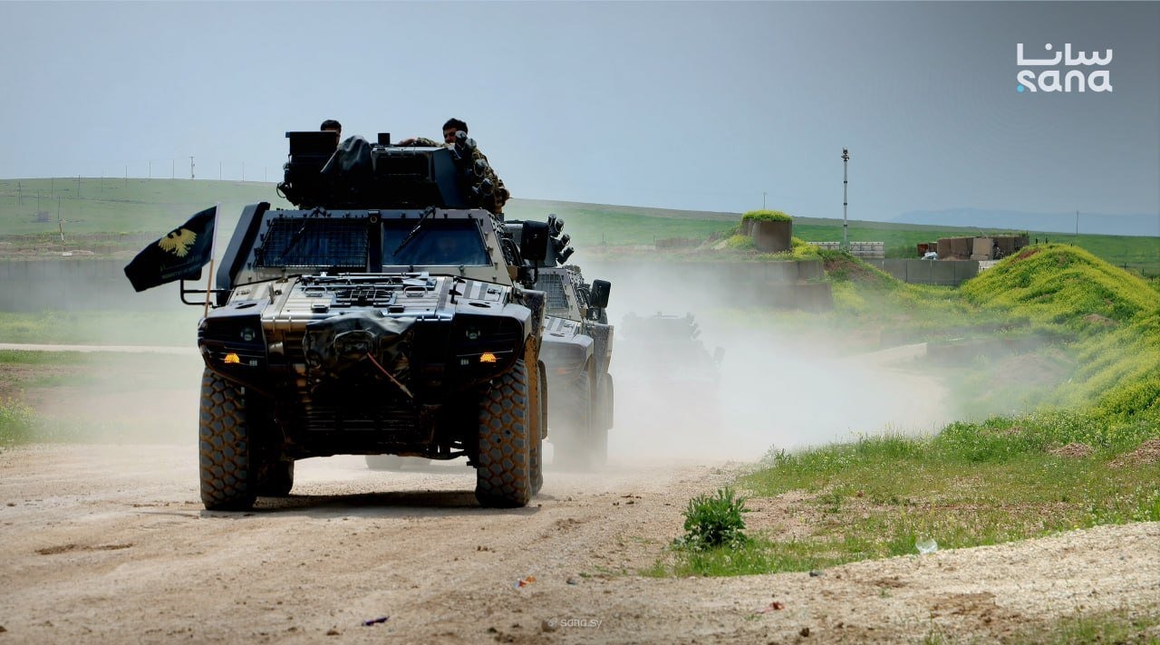 عربات الجيش السوري لدى تسلم قاعدة قسرك الجوية في ريف الحسكة بعد انسحاب القوات الأميركية، 16 أبريل 2026