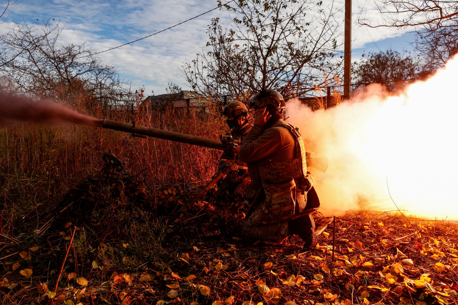 جنديان أوكرانيان يطلقان قذائف مضادة للدبابات باتجاه القوات الروسية في بلدة أفدييفكا بمنطقة دونيتسك. 8 نوفمبر 2023