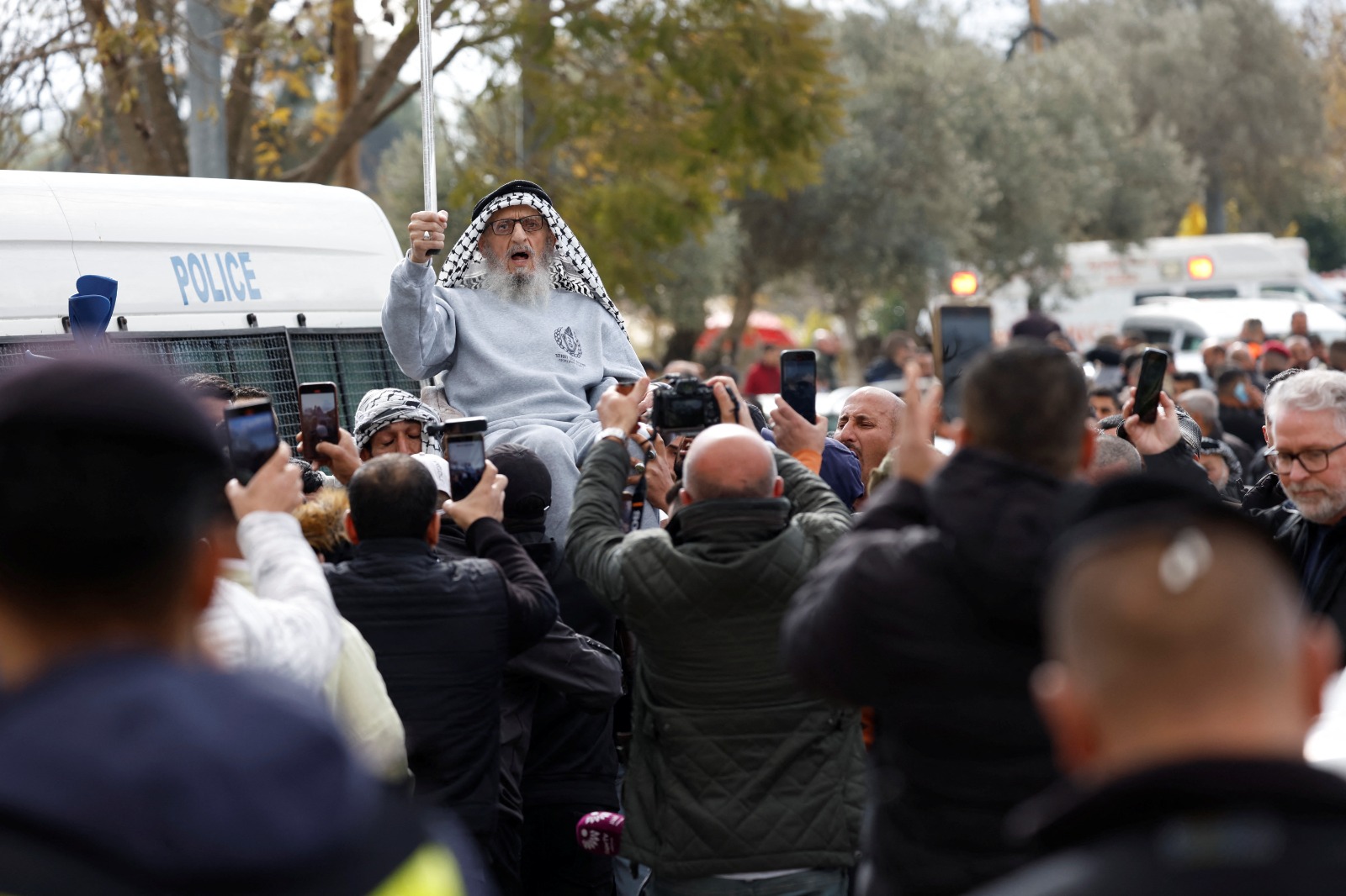 أسير فلسطيني أطلق سراحه من سجن إسرائيلي ضمن اتفاق وقف إطلاق النار بين حركة حماس وإسرائيل في رام الله بالضفة الغربية المحتلة. 1 فبراير 2025