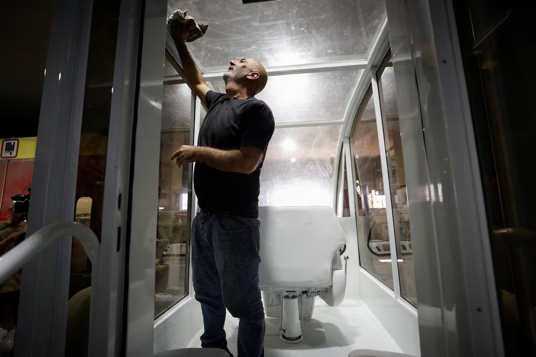 تجهيز سيارة استخدمها بابا الفاتيكان الراحل، البابا فرنسيس، لتصبح عيادة متنقلة مجهزة بالكامل، بيت لحم، الضفة الغربية المحتلة من إسرائيل، فلسطين، 20 مايو 2025