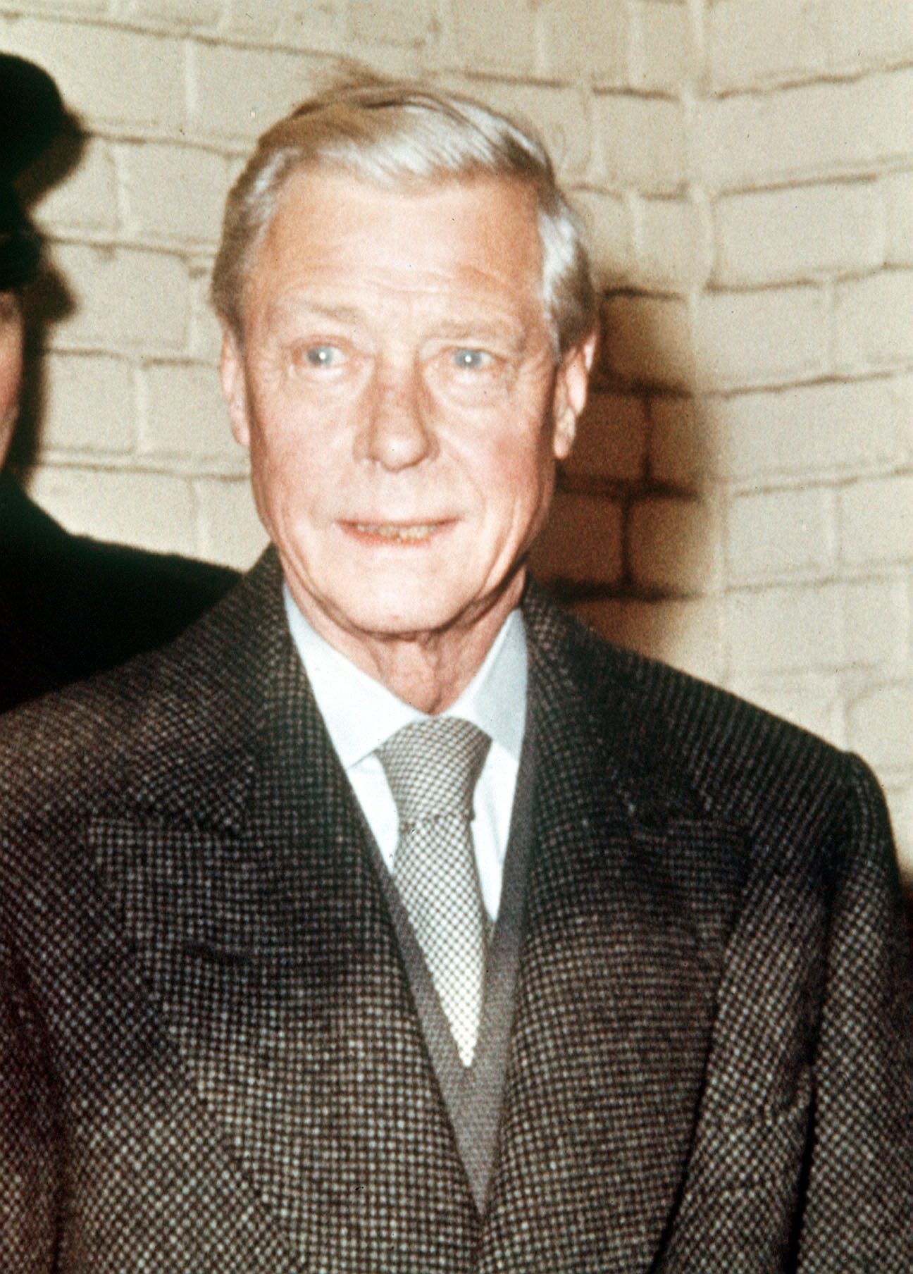 الملك إدوارد الثامن في صورة خلال زيارة لمحطة فيكتوريا في بريطانيا عام 1963.