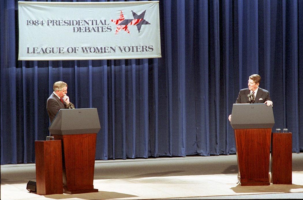 رونالد ريجان والتر مونديل خلال المناظرة الرئاسية الأولى في لويزفيل بولاية كنتاكي. 7 أكتوبر 1984