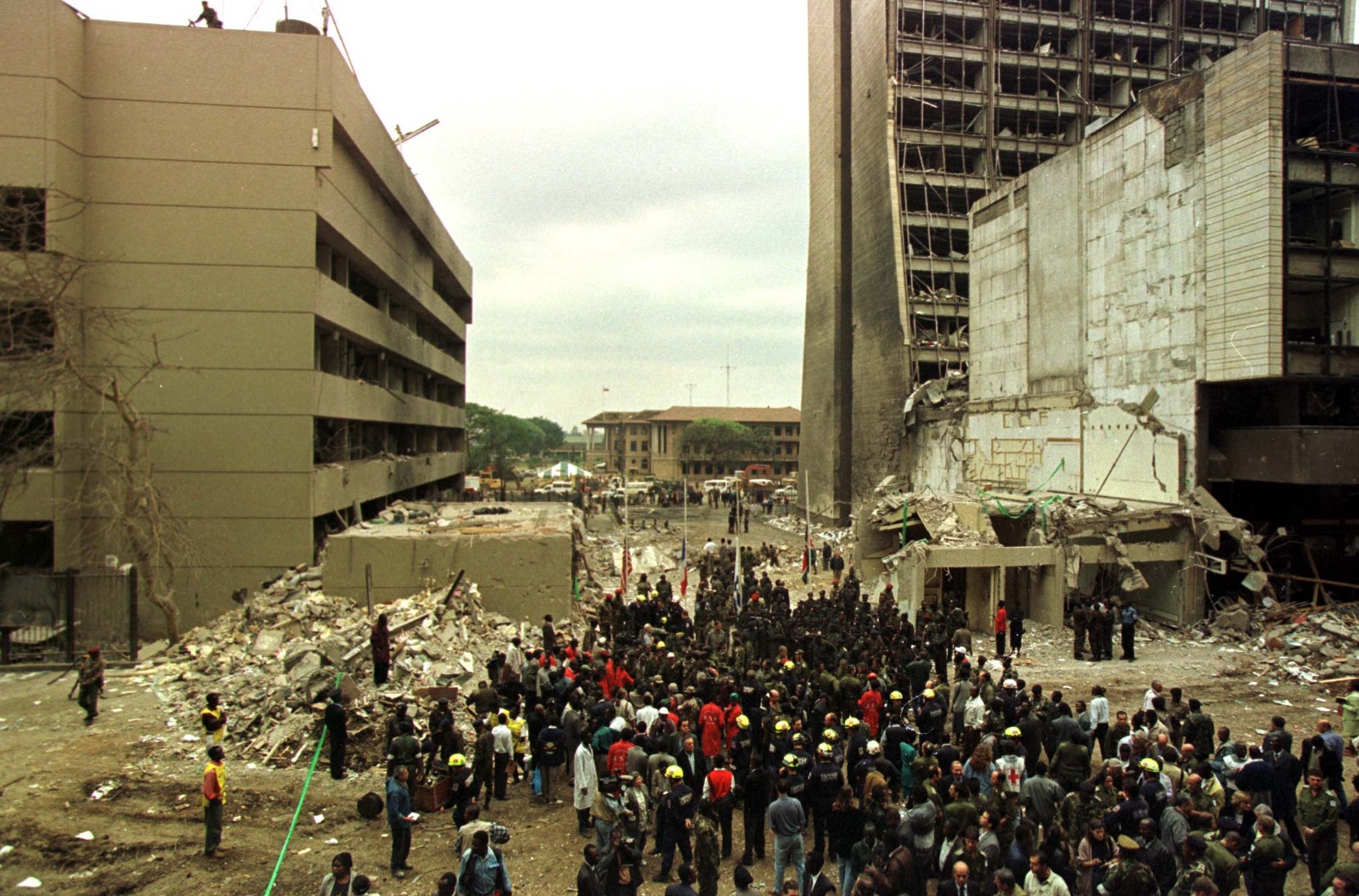 عدد من الأشخاص يجتمعون في موقع السفارة الأميركية في نيروبي التي تم استهدافها بقنابل إلى جانب السفارة الأميركية في دار السلام بتنزانيا. نيروبي، كينيا. 8 أغسطس 1998