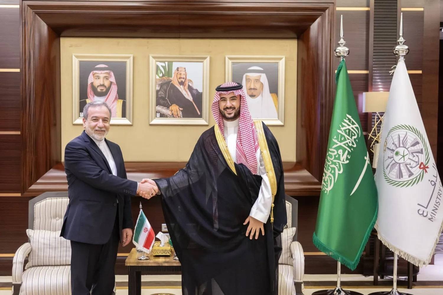 وزير الدفاع السعودي الأمير خالد بن سلمان خلال استقبال عراقجي في يوليو الماضي