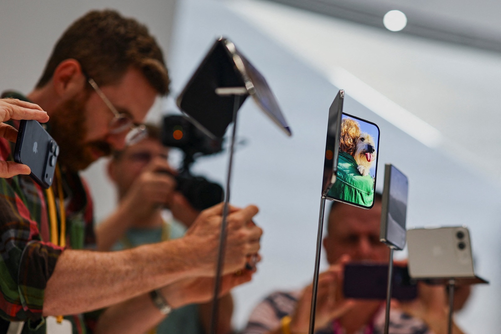 "الطلب الاستثنائي" على iPhone Duo يؤخر مواعيد التسليم إلى 2027