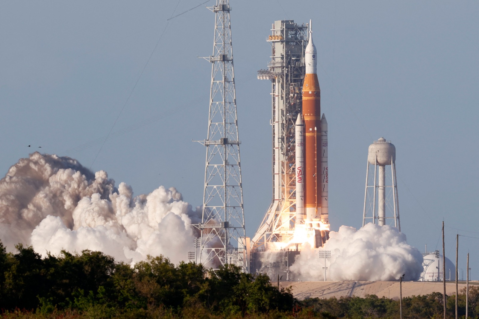 لحظة انطلاق مهمة أرتميس 2 والتي تتألف من صاروخ نظام الإطلاق الفضائي (SLS) مع كبسولة أوريون المأهولة من مركز كينيدي للفضاء في كيب كانافيرال بفلوريدا. 1 أبريل 2026