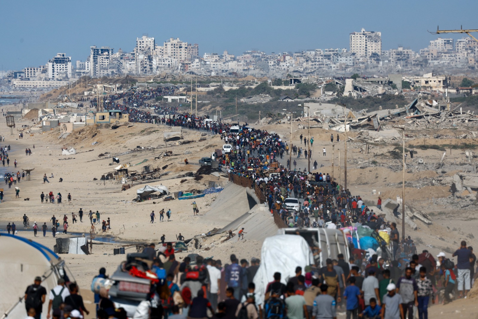 النازحون الفلسطينيون يشقون طريق العودة إلى شمال غزة. 10 أكتوبر 2025