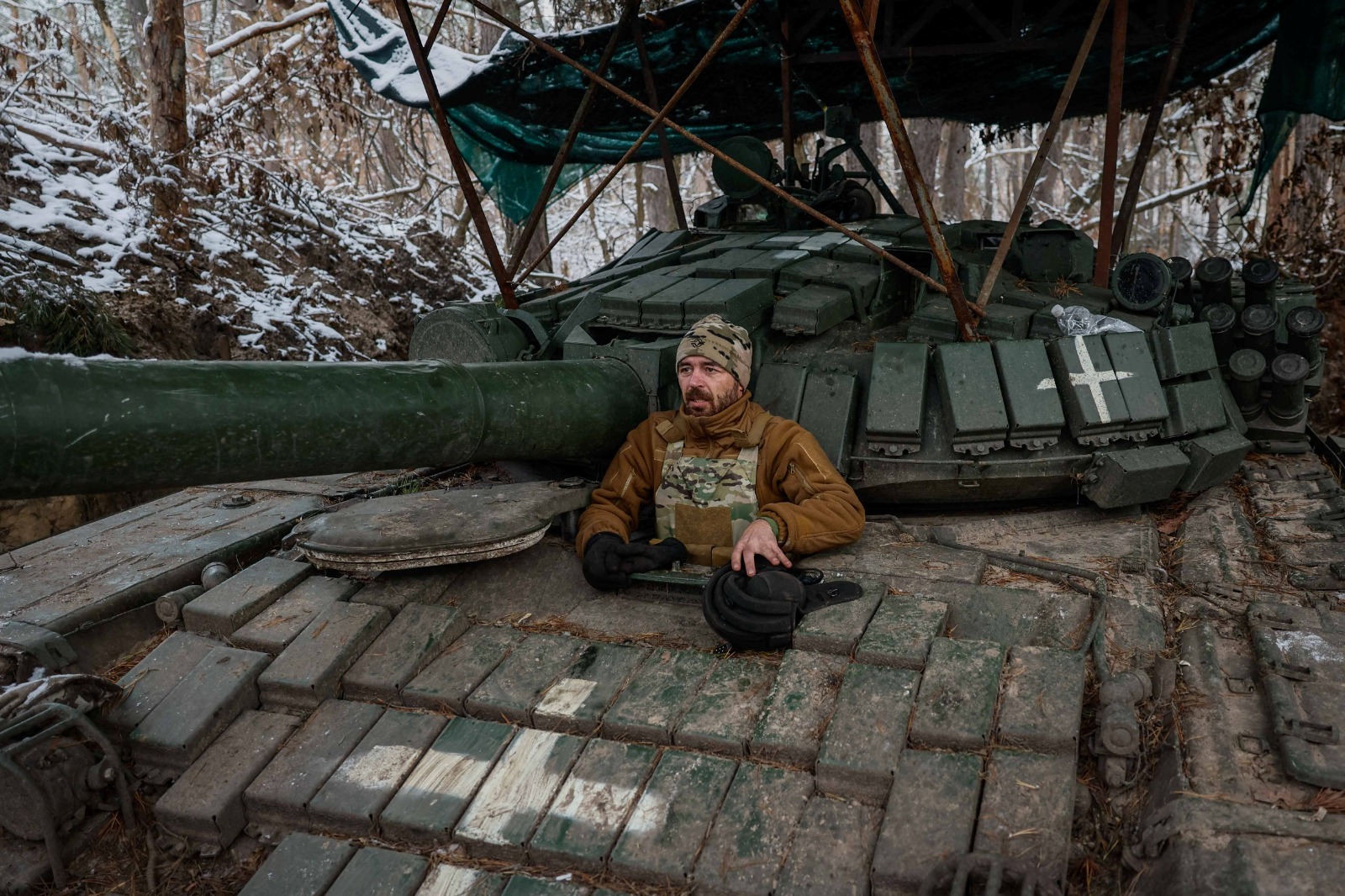 جندي يجلس في دبابة قتال رئيسية من طراز T-72 بالقرب من خط المواجهة، في مكان غير معلوم في منطقة دونيتسك، أوكرانيا. 23 نوفمبر 2023