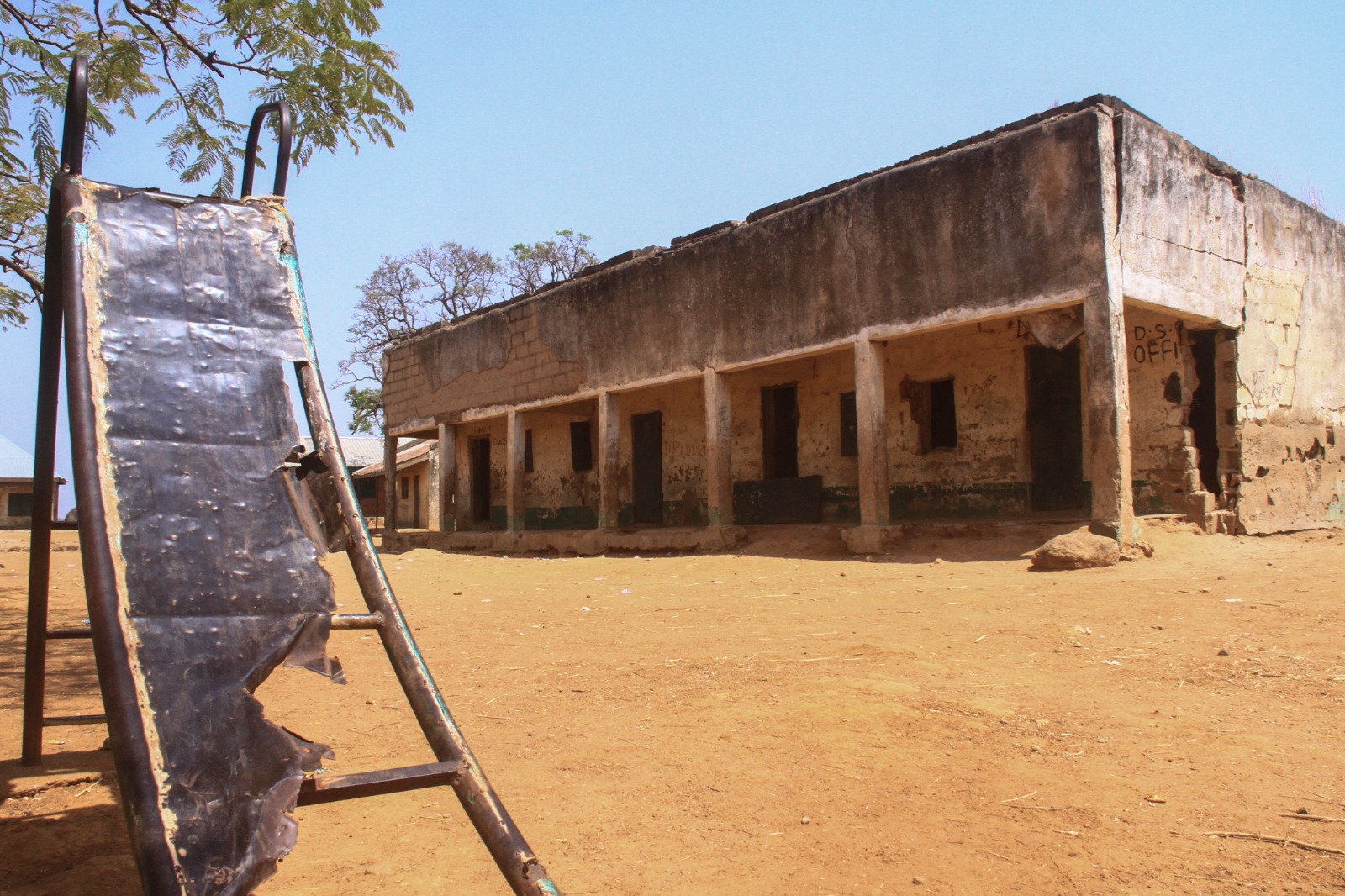 منظر عام لمدرسة كوريجا حيث تم اختطاف أكثر من 250 طالباً على يد مسلحين. نيجيريا في 8 مارس 2024