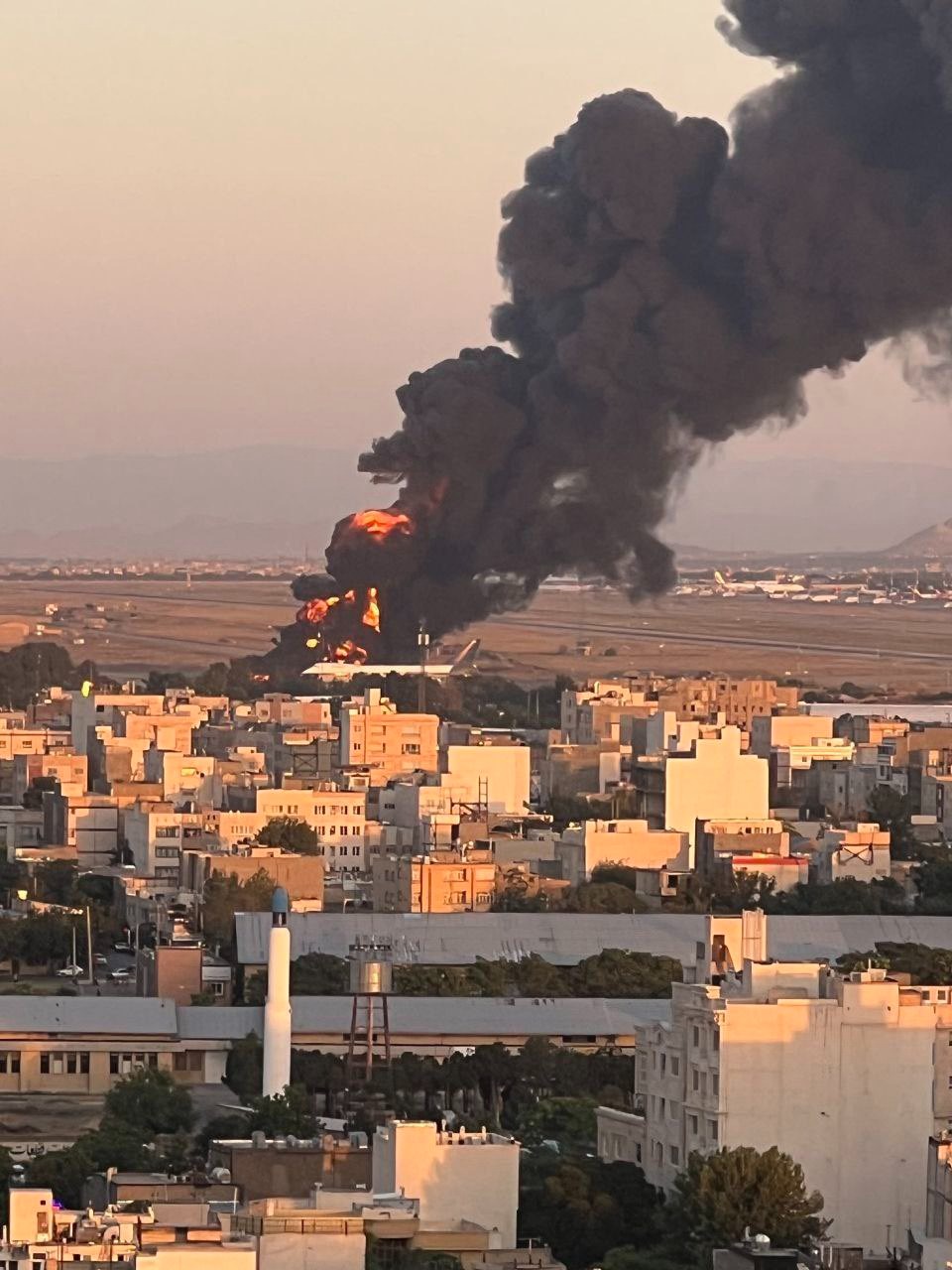 صورة نشرها الجيش الإسرائيلي لما يزعم أنه هجوم على طائرة إيرانية للتزود بالوقود في مطار مشهد شرق إيران- 15 يونيو 2025