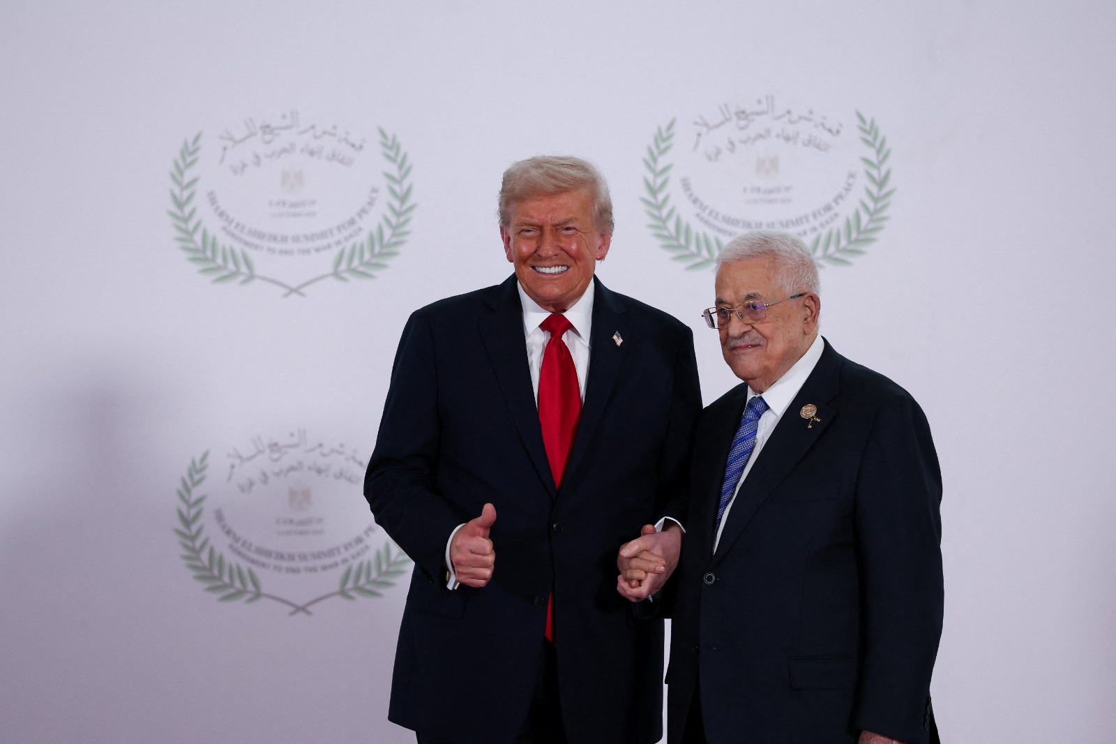 الرئيس الأميركي دونالد ترمب ونظيره الفلسطيني محمود عباس في شرم الشيخ قبيل انطلاق قمة السلام. 16 أكتوبر 2025