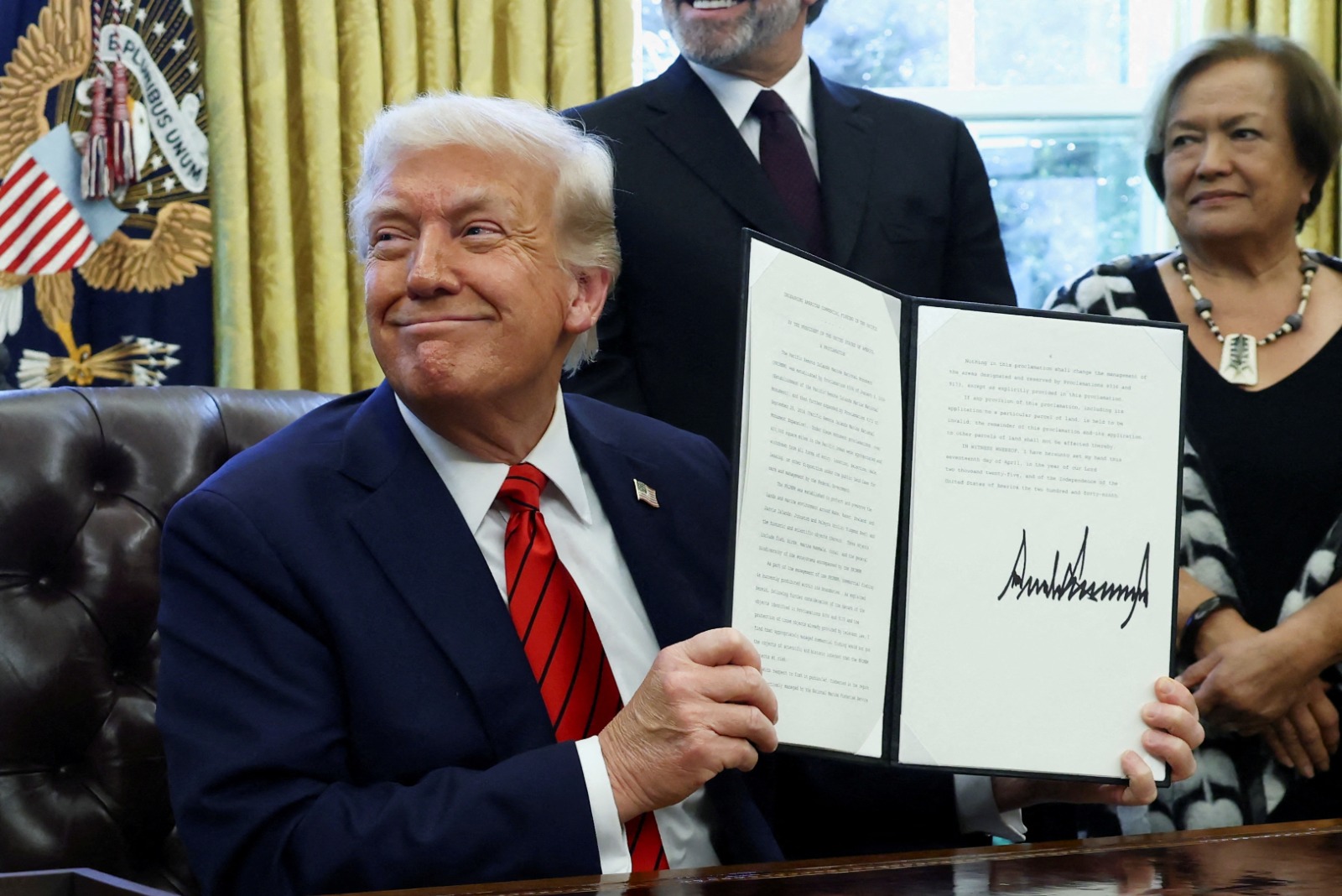 الرئيس الأميركي دونالد ترمب يوقع أوامر تنفيذية في المكتب البيضاوي بالبيت الأبيض في واشنطن. 17 أبريل 2025