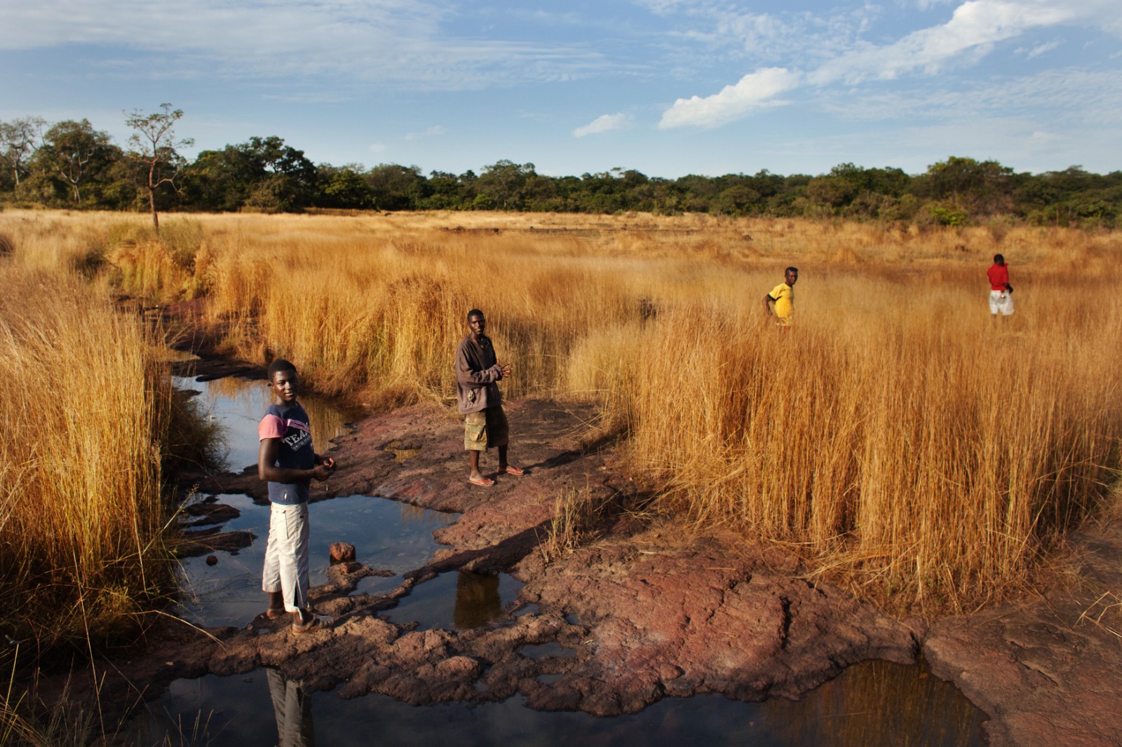 مزارعون في طريق عودتهم إلى منازلهم في قرية لوجادجول