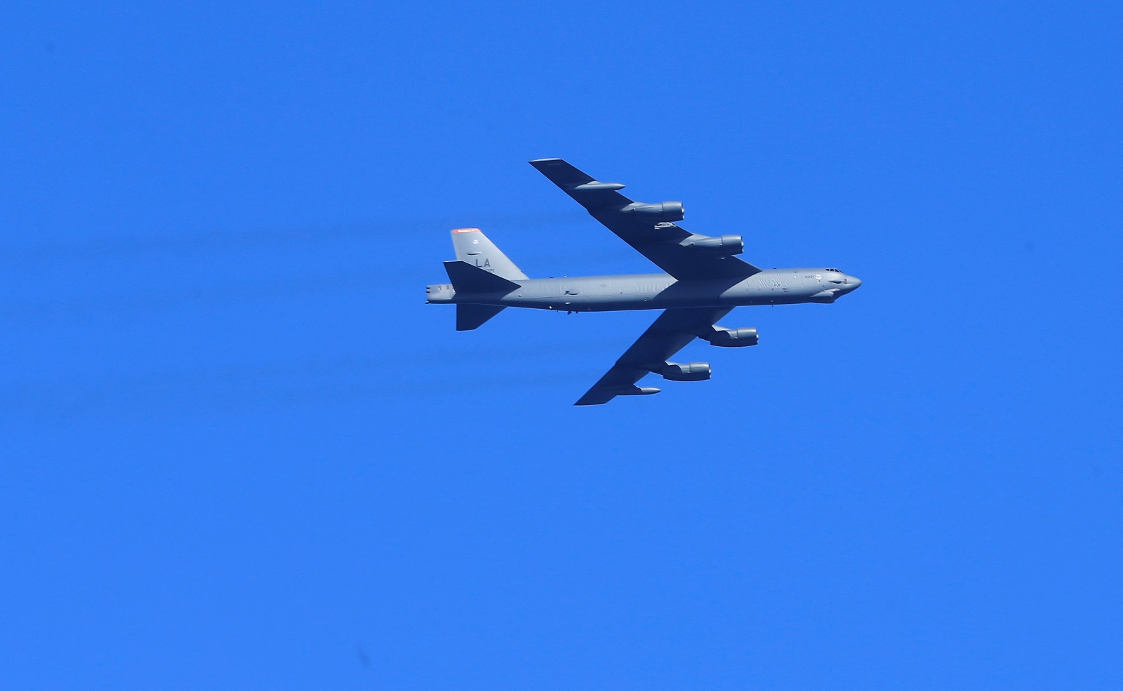 قاذفة أميركية من طراز B-52 تحلق خلال مناورات لحلف 