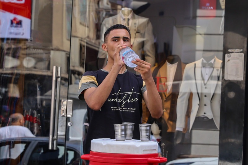 شخص يشرب المياه أثناء موجة حر في القاهرة