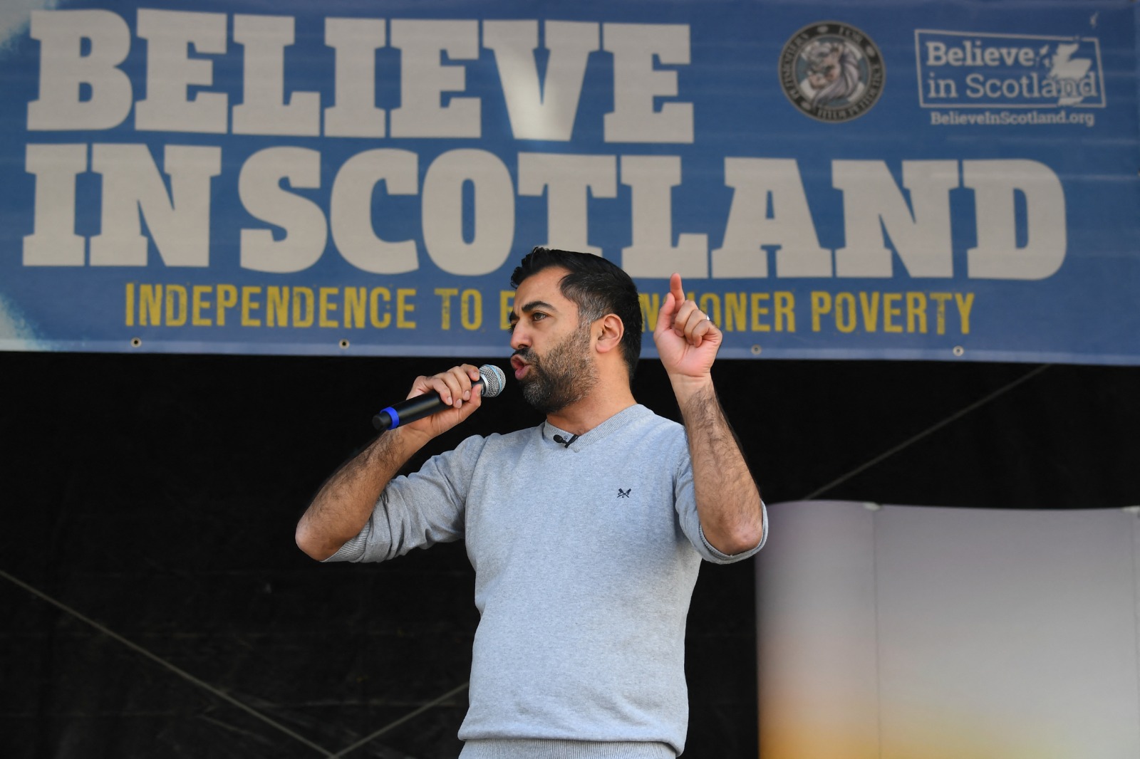 رئيس الوزراء الحالي حمزة يوسف يلقي كلمة أمام أنصاره بعد مسيرة داعمة استقلال اسكتلندا في جلاسكو. 20 أبريل 2024