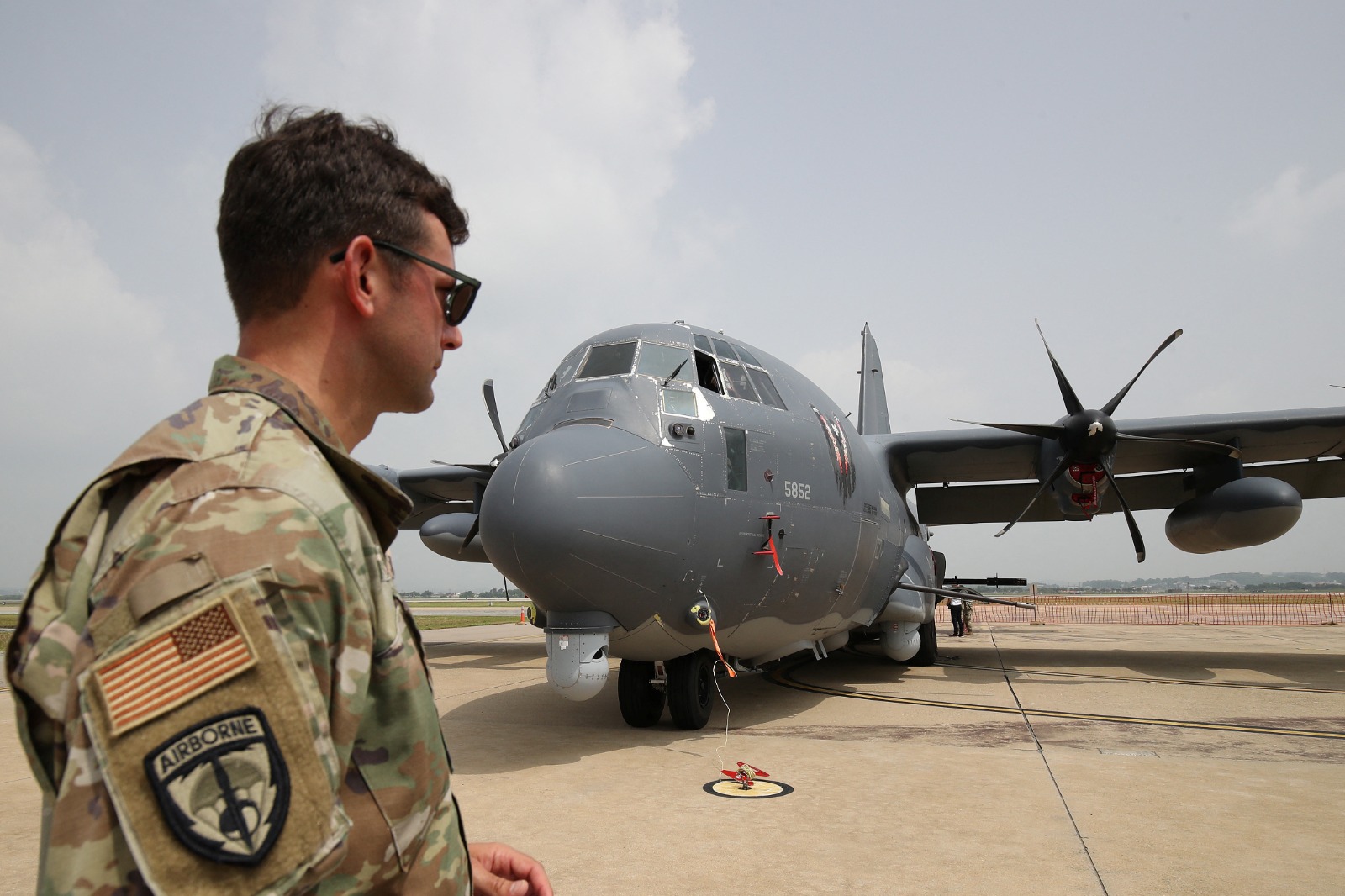 يقف ضابط أميركي أمام طائرة هجومية من طراز AC-130J Ghostrider في قاعدة أوسان الجوية في كوريا الجنوبية. 24 يونيو 2024