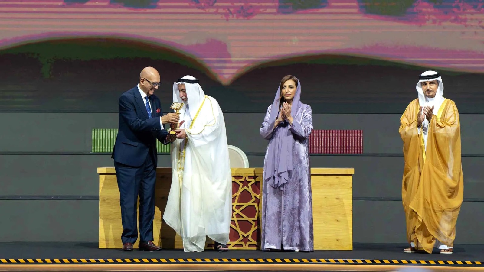 حاكم الشارقة مكرماً الكاتب والمسرحي المصري محمد سلماوي